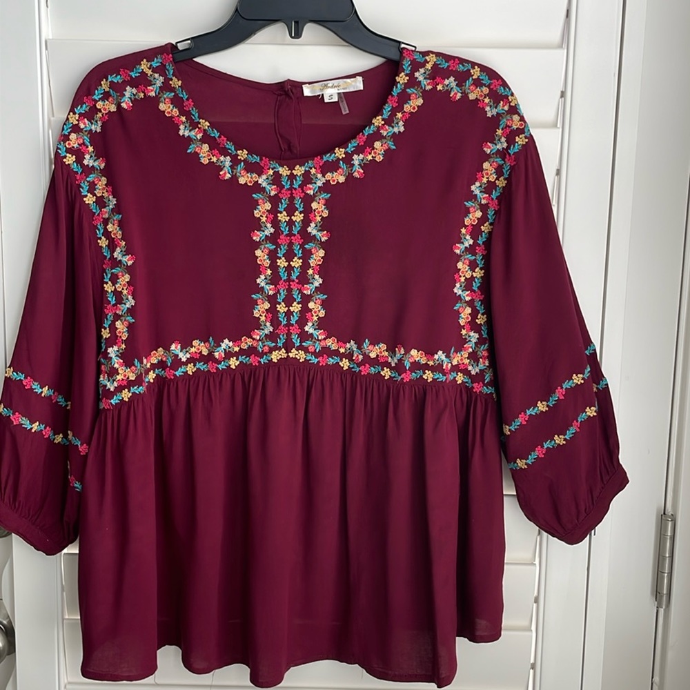 Andree by Unit wine color babydoll embroidered peasant top blouse EUC